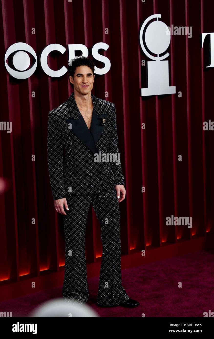 Darren Criss nimmt am 8. Juni 2025 an den 78. Tony Awards in New York Teil, um Errungenschaften in Broadway-Produktionen während der Saison 2024-25 zu würdigen. Die Zeremonie findet in der Radio City Music Hall in New York City statt und wird von Cynthia Erivo moderiert. (Foto: Jorge Estrellado/Thenews2) Credit: NurPhoto SRL/Alamy Live News Stockfoto