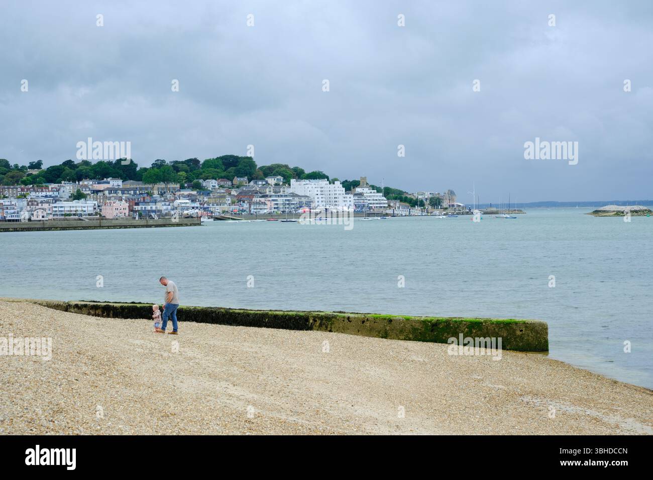 07. Juni 2025 - Cowes, Isle of Wight - Ein Blick auf Cowes, Isle of Wight, von der anderen Seite des Ufers an typisch stimmungsvollen und regnerischen Tagen. Stockfoto