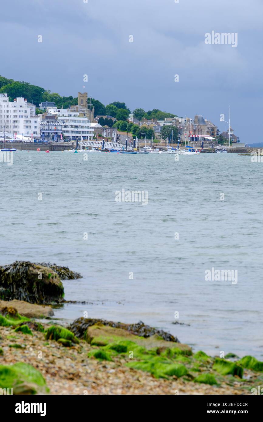 07. Juni 2025 - Cowes, Isle of Wight - Ein Blick auf Cowes, Isle of Wight, von der anderen Seite des Ufers an typisch stimmungsvollen und regnerischen Tagen. Stockfoto