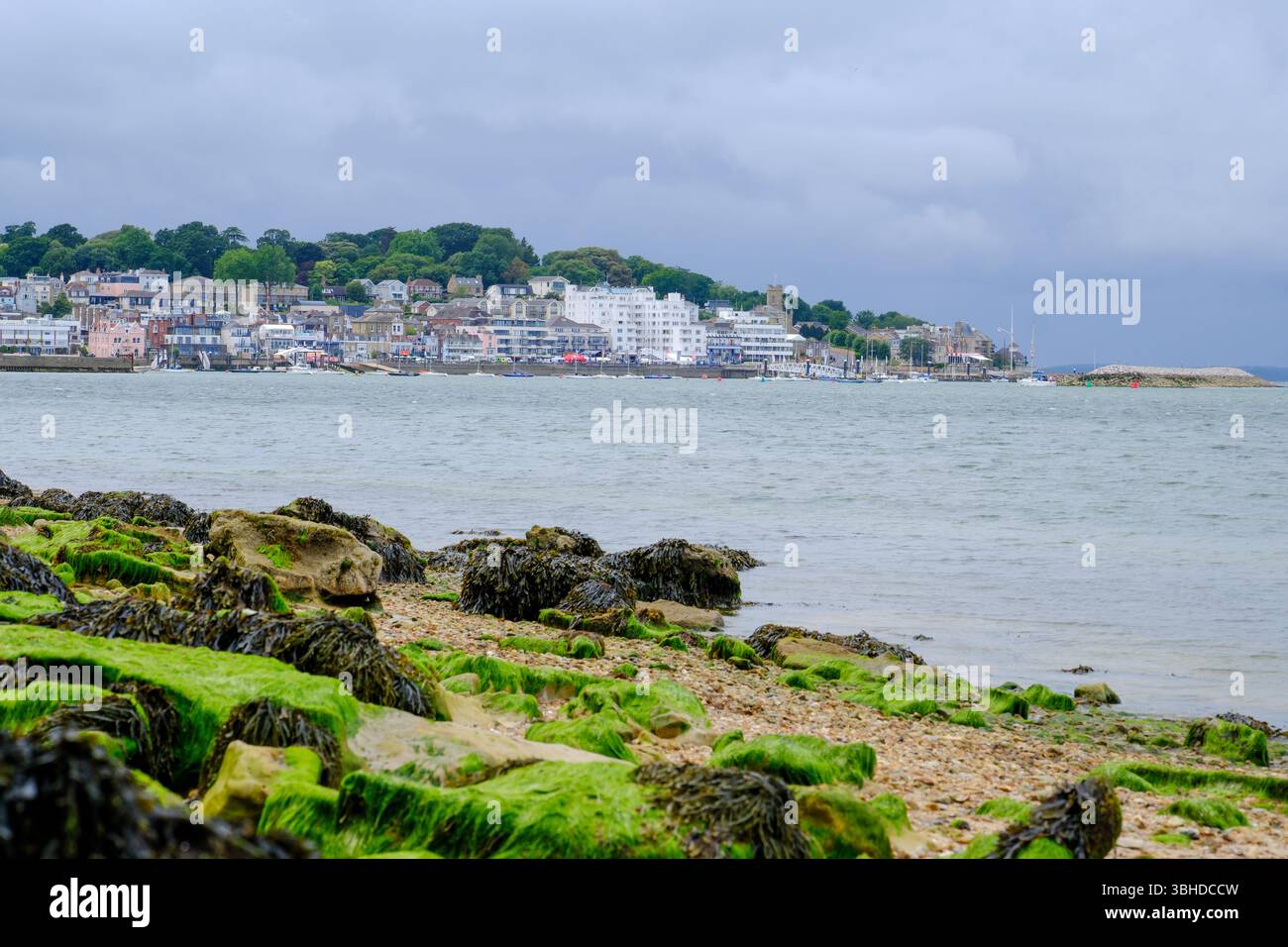 07. Juni 2025 - Cowes, Isle of Wight - Ein Blick auf Cowes, Isle of Wight, von der anderen Seite des Ufers an typisch stimmungsvollen und regnerischen Tagen. Stockfoto