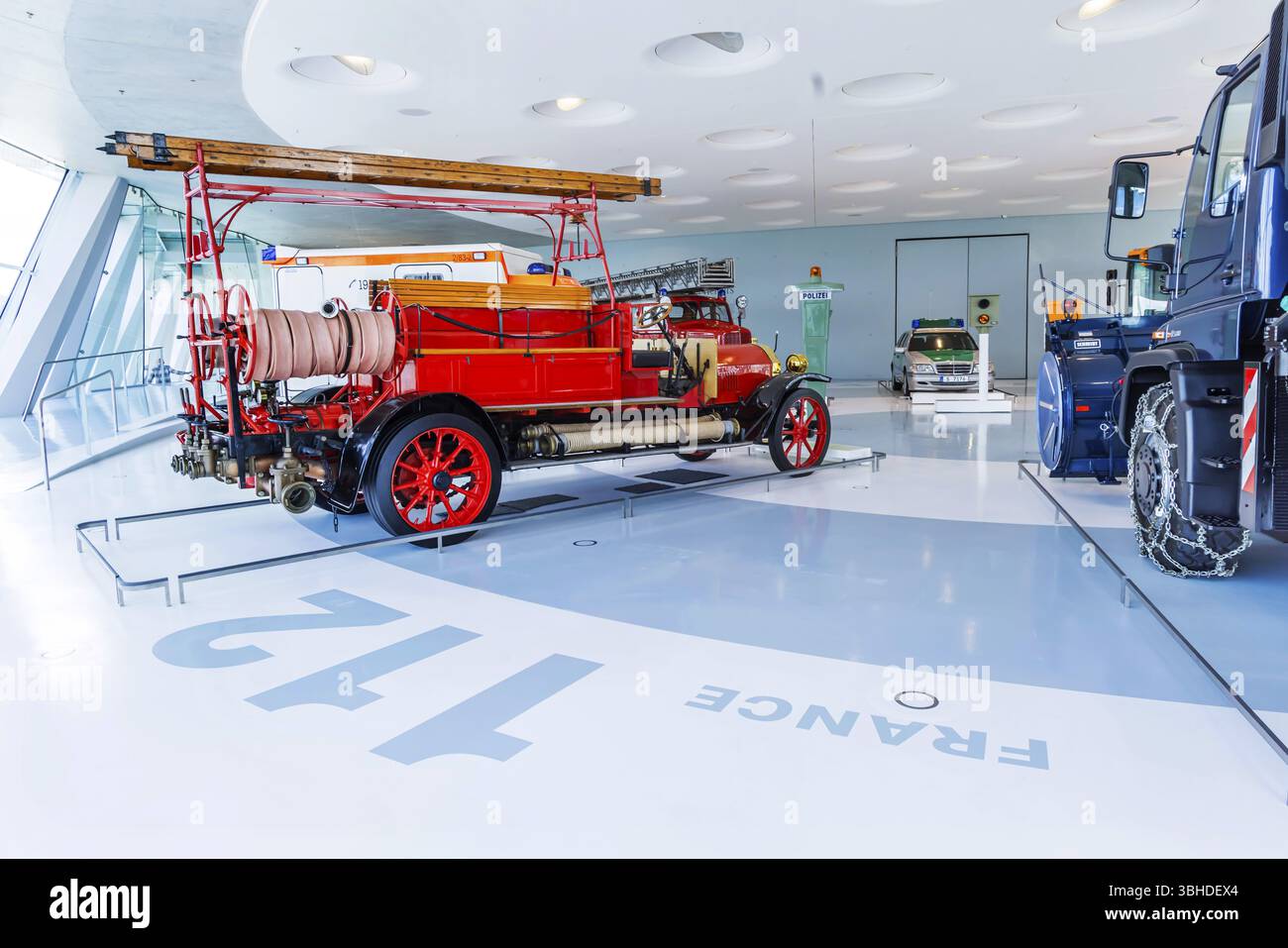 Galerie der Helfer mit Rettungs- und Polizeifahrzeugen. Das Mercedes-Benz Museum in Stuttgart präsentiert eine Reise durch die Automobilgeschichte des Glo Stockfoto