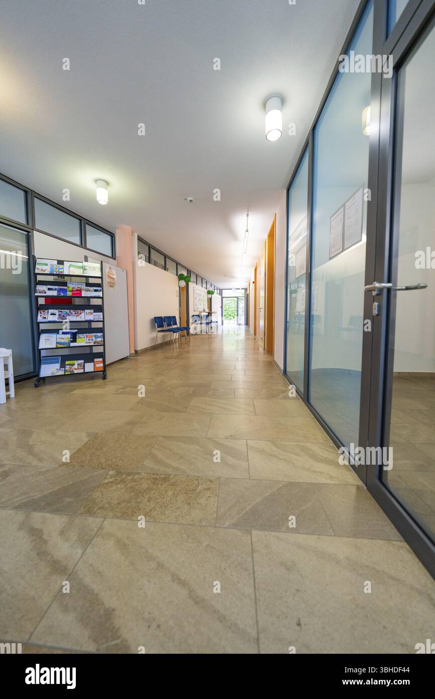 Langer, moderner Flur mit Glastüren, Broschürenständer und hellem Licht, Familienfeier in Neubulach, Calw, Deutschland, Europa Stockfoto