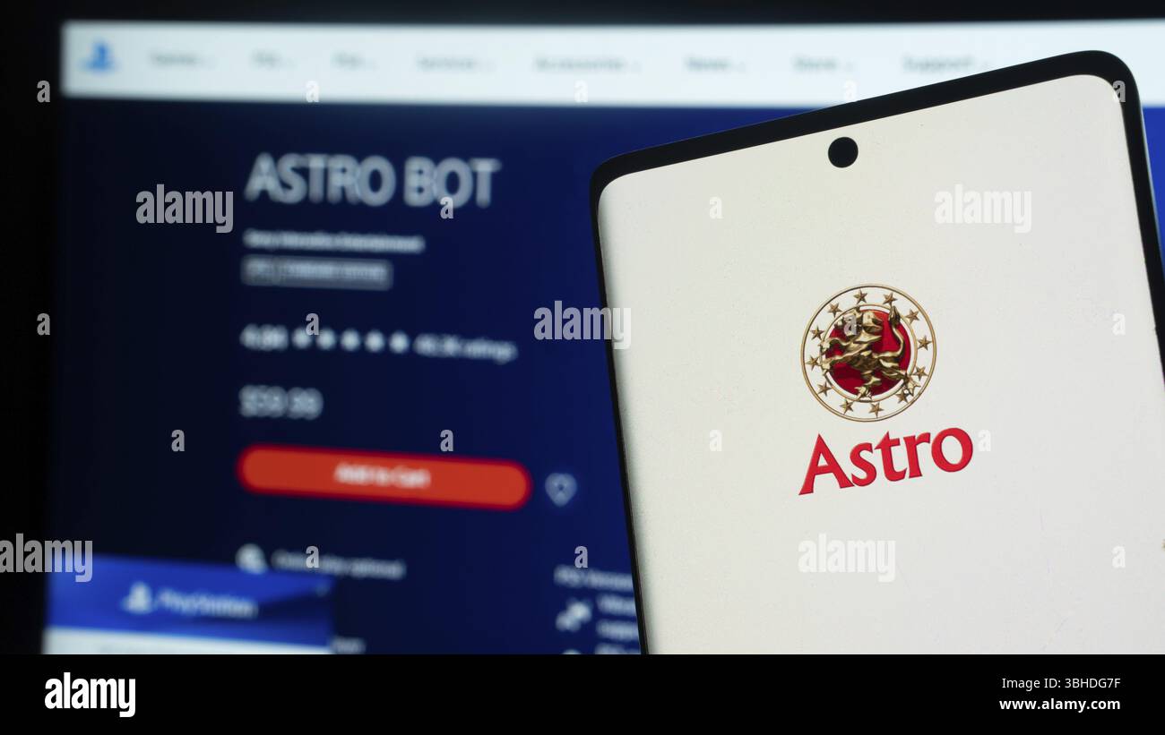 Smartphone mit Astro-Logo auf dem Bildschirm neben einer digitalen App-Schnittstelle Stockfoto