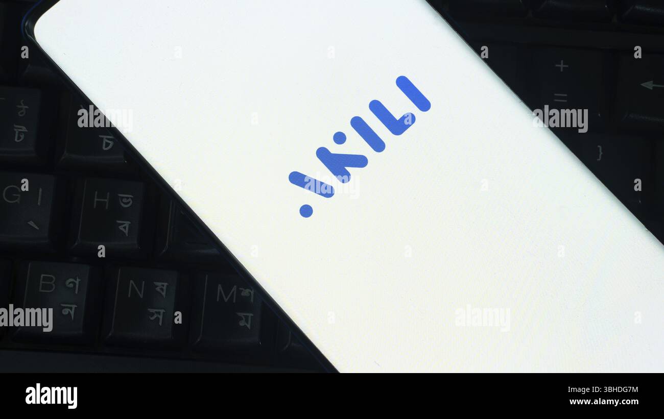 Nahaufnahme des Smartphones mit Akili-Logo auf Tastaturhintergrund Stockfoto