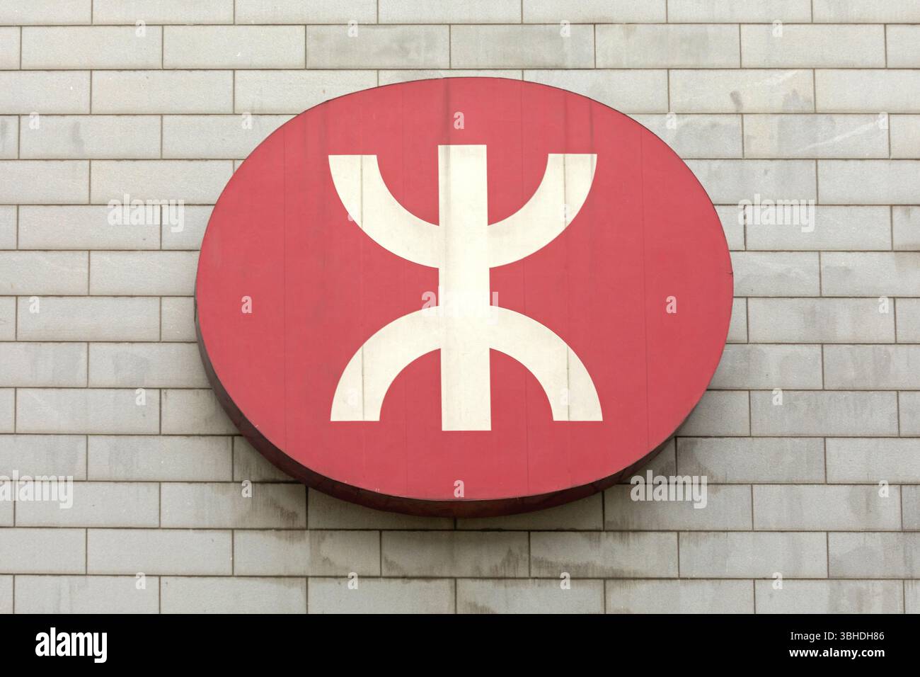 Hongkong, China - 1. Mai 2017: Großes rotes Schild mit dem Mass Transit Rail Logo MTR an der Wall of Railway Station im Stadtzentrum. Stockfoto