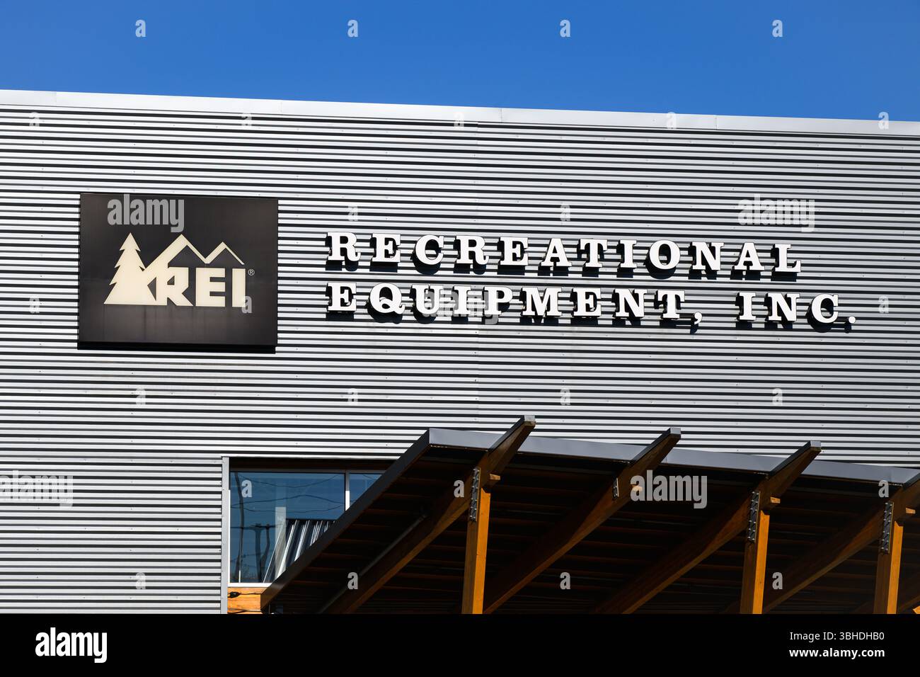 Missoula, MT, USA - 7. Mai 2025; Beschilderung auf der REI-Ladenfassade von Missoula Montana Stockfoto