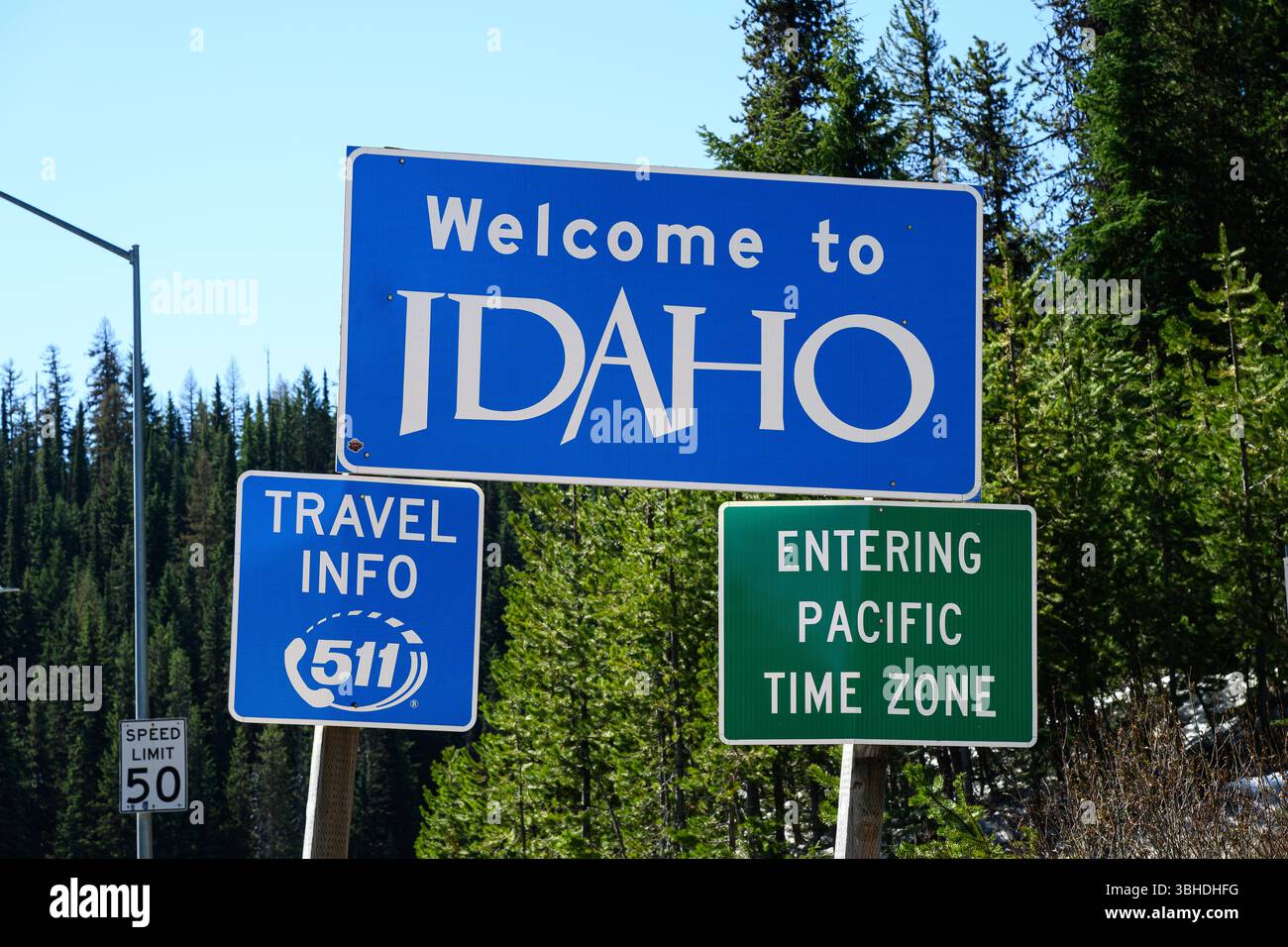 Lolo Pass, ID, USA - 7. Mai 2025; Beschilderung an der Grenze von Montana mit Welcome to Idaho and Pacific Time Zone Stockfoto