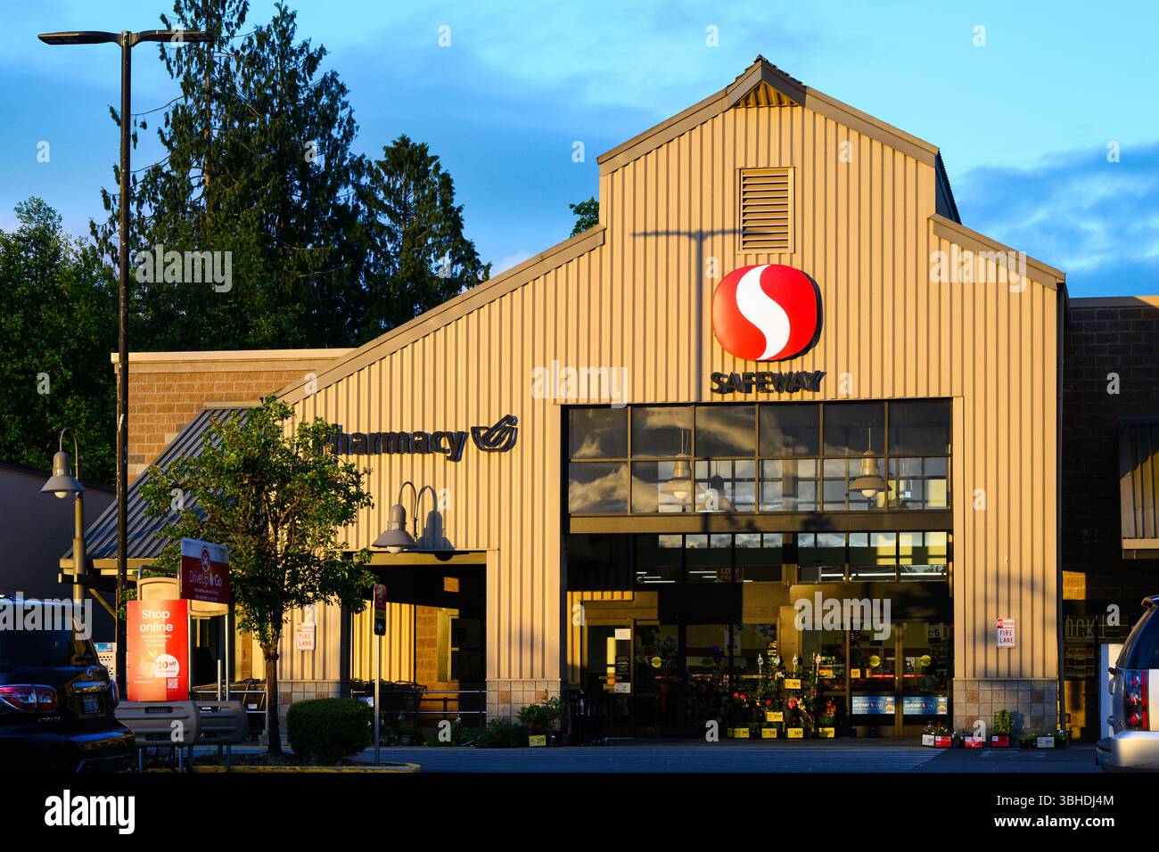 Duvall, WA, USA - 19. Mai 2025; Eingang zum Safeway-Supermarkt mit Logo-Schild im Abendlicht Stockfoto