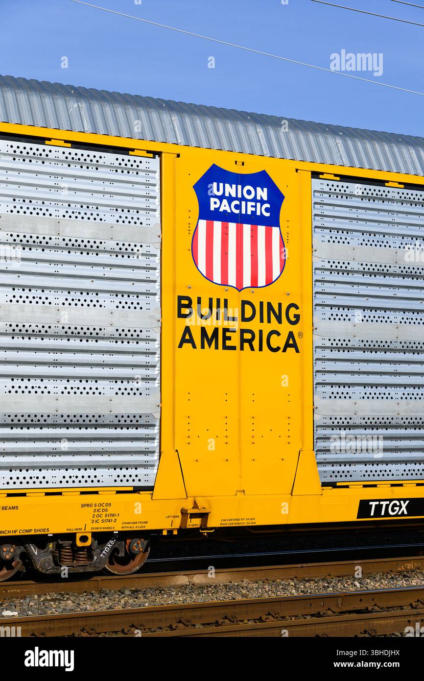 Seattle – 23. Mai 2025; Logo und Phrase der Union Pacific Railroad Building America auf dem Triebwagen Stockfoto