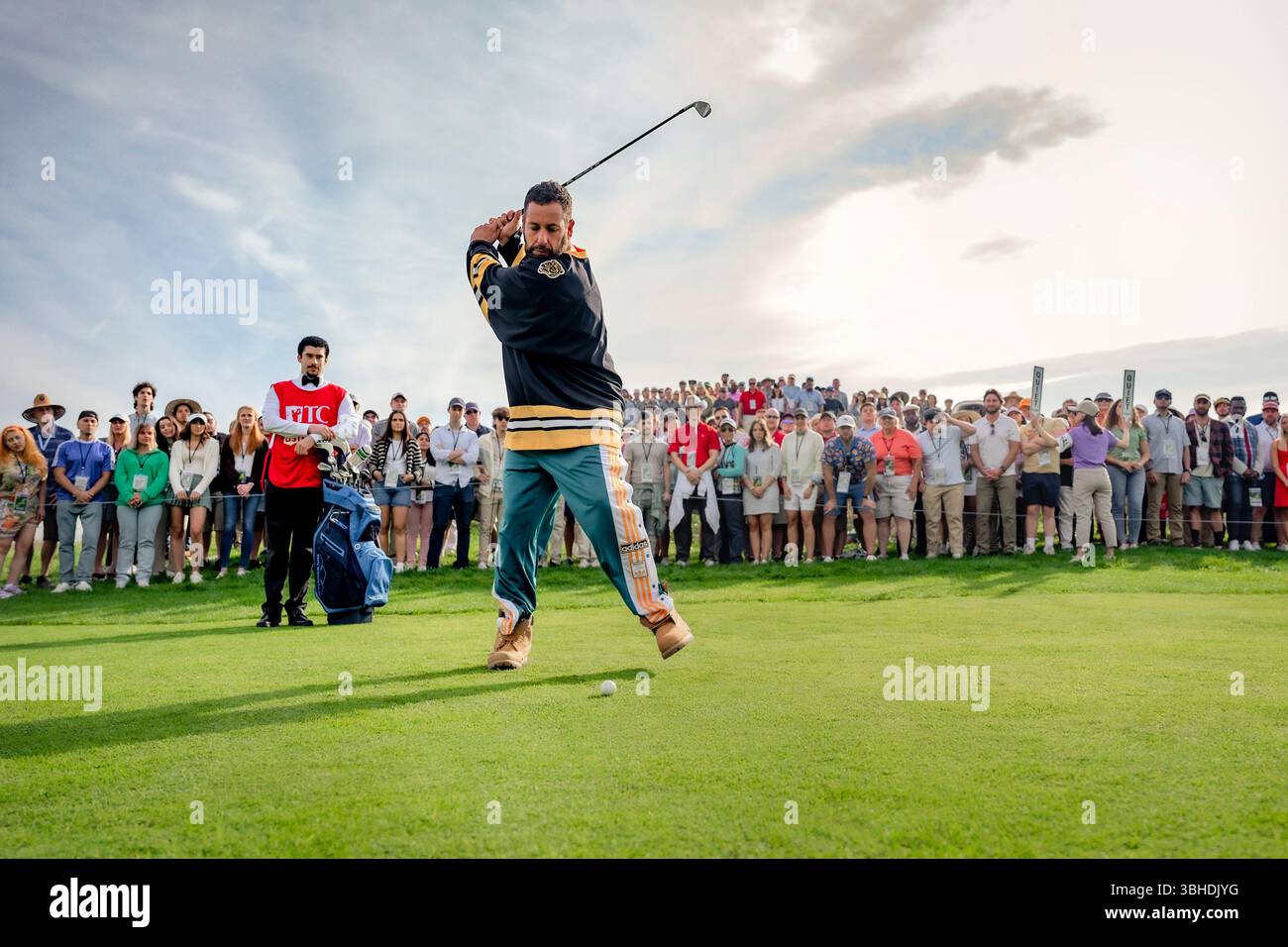 Happy Gilmore 2 (2025) von Kyle Newacheck mit Adam Sandler, Margaret Qualley und Ben Stiller. Folgen Sie der beliebten Sportkomödie „Happy Gilmore“ aus dem Jahr 1996 und folgen Sie dem nächsten Kapitel im Leben des exzentrischen Hockeyspielers, der zum Golfer wurde. Werbung NUR REDAKTIONELLE VERWENDUNG. Kredit: BFA/Netflix Stockfoto