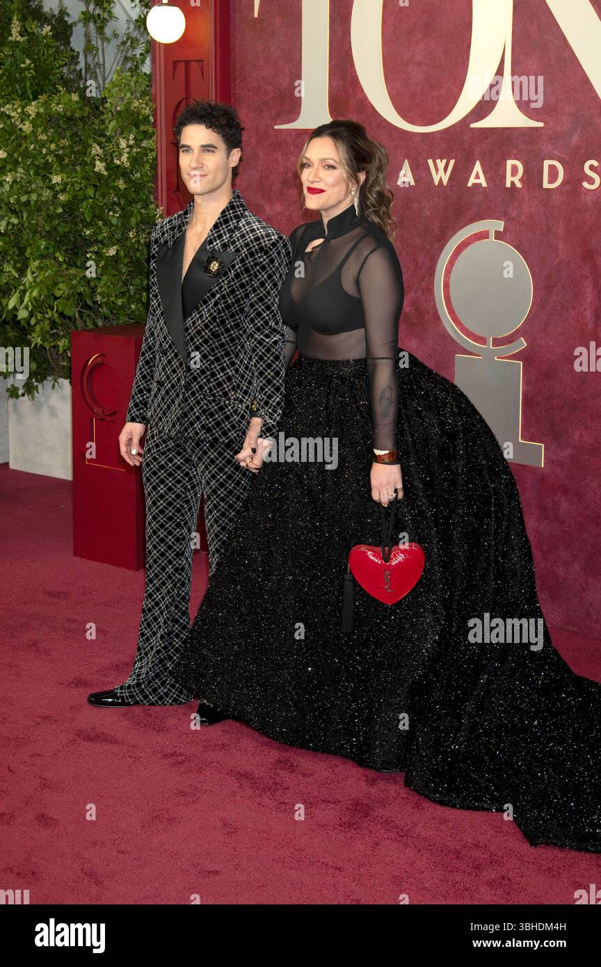 Darren Criss und Mia Swier bei der Verleihung der 78. Tony Awards 2025 in der Radio City Music Hall. New York, 08.06.2025 Stockfoto Darren Criss und Mia Swier bei der Verleihung der 78. Tony Awards 2025 in der Radio City Music Hall. New York, 08.06.2025 Stockfoto