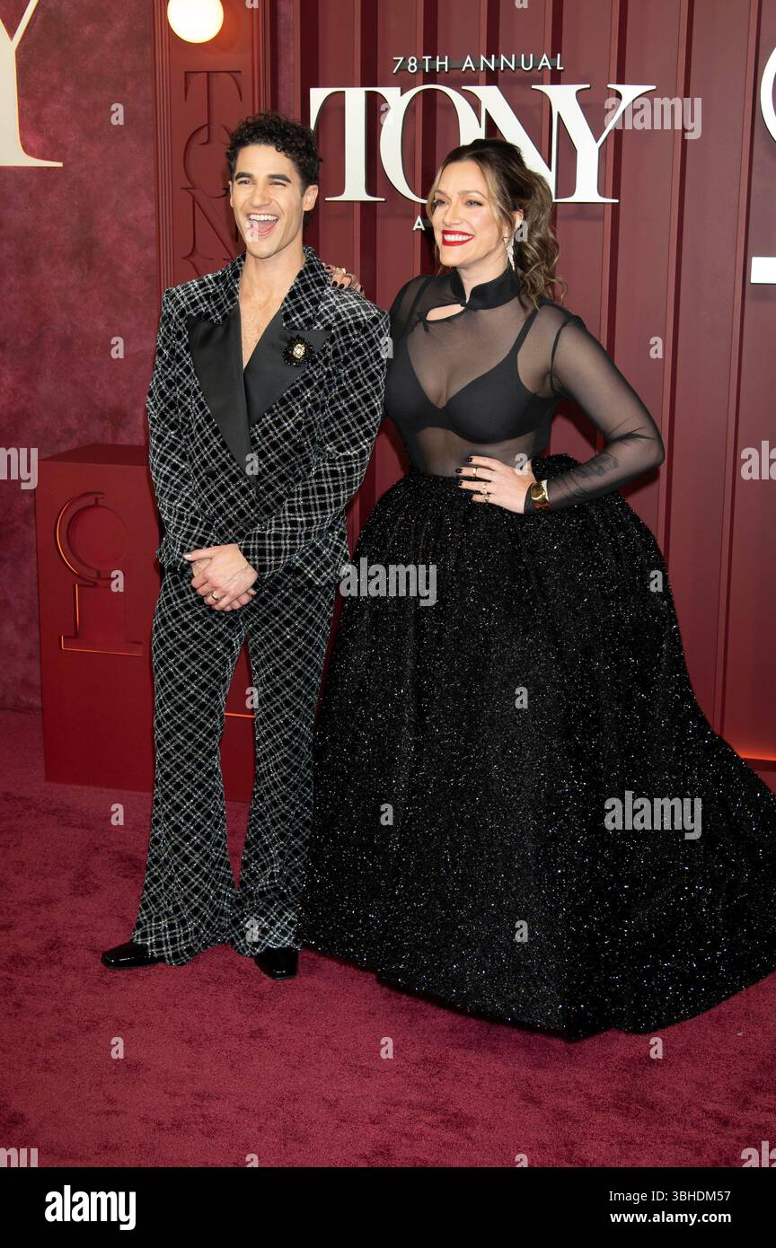 Darren Criss und Mia Swier bei der Verleihung der 78. Tony Awards 2025 in der Radio City Music Hall. New York, 08.06.2025 Stockfoto Darren Criss und Mia Swier bei der Verleihung der 78. Tony Awards 2025 in der Radio City Music Hall. New York, 08.06.2025 Stockfoto