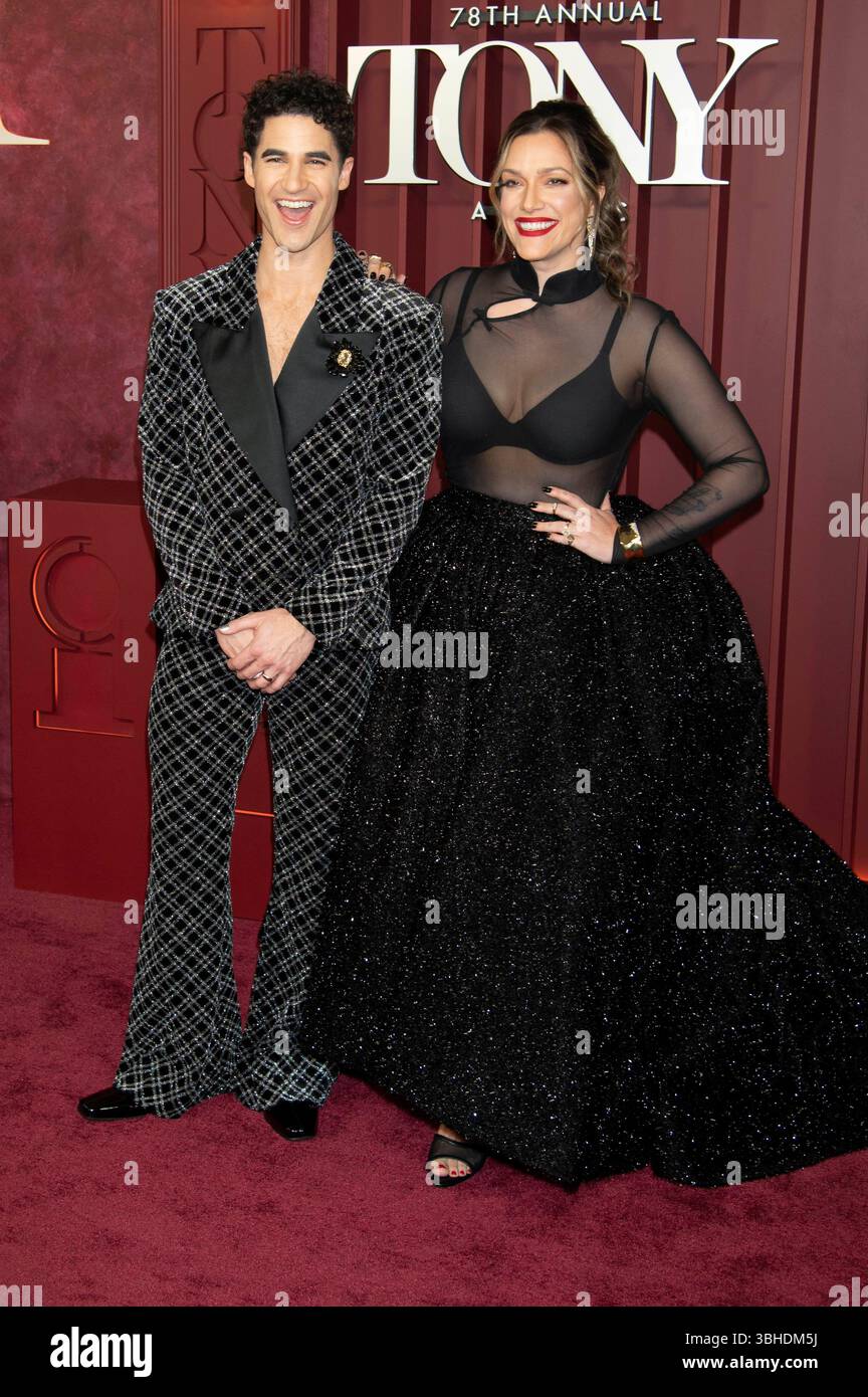 Darren Criss und Mia Swier bei der Verleihung der 78. Tony Awards 2025 in der Radio City Music Hall. New York, 08.06.2025 Stockfoto Darren Criss und Mia Swier bei der Verleihung der 78. Tony Awards 2025 in der Radio City Music Hall. New York, 08.06.2025 Stockfoto