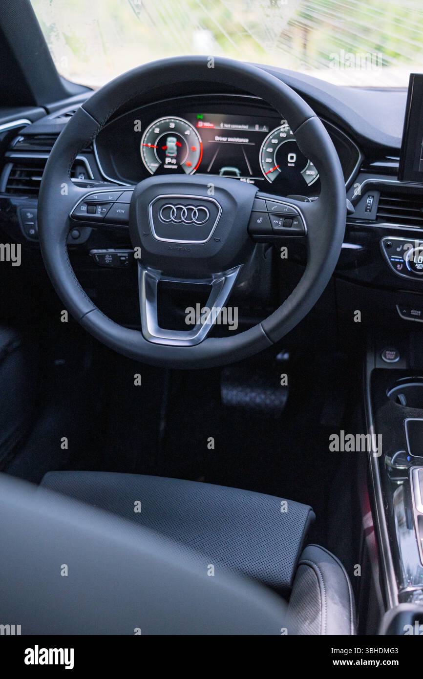 Bishkek, Kirgisistan - 12. Mai 2025: Eine genaue Aufnahme des Lenkrads des A5 35 TDI mit sichtbaren Bedienelementen und einem Teil des digitalen Armaturenbretts Stockfoto