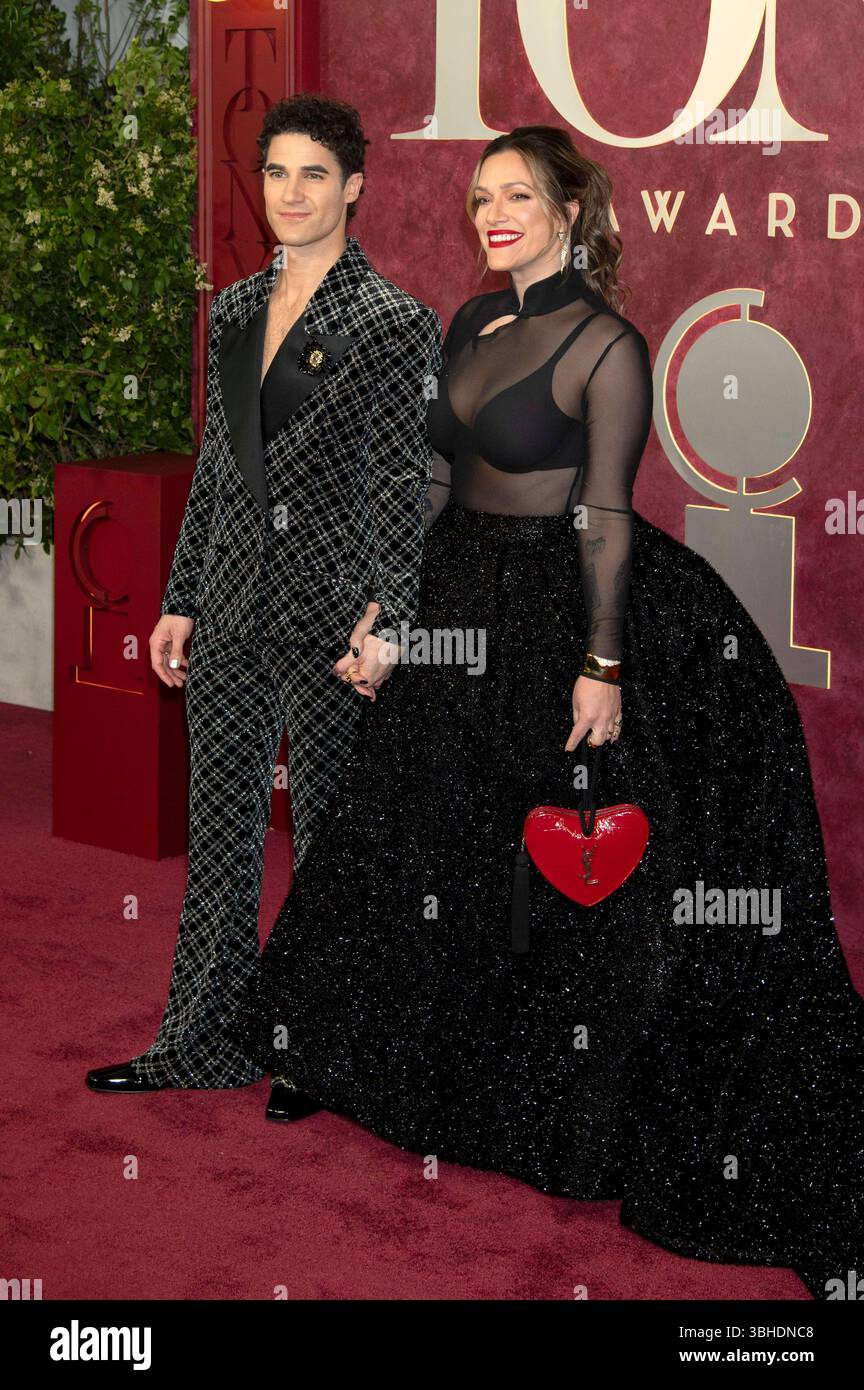 Darren Criss und Mia Swier bei der Verleihung der 78. Tony Awards 2025 in der Radio City Music Hall. New York, 08.06.2025 *** Darren Criss und Mia Swier bei den Tony Awards 78 2025 in der Radio City Music Hall New York, 08 06 2025 Foto:XB.xHinex/xFuturexImagex tony Awards 1225 Stockfoto Darren Criss und Mia Swier bei der Verleihung der 78. Tony Awards 2025 in der Radio City Music Hall. New York, 08.06.2025 *** Darren Criss und Mia Swier bei den Tony Awards 78 2025 in der Radio City Music Hall New York, 08 06 2025 Foto:XB.xHinex/xFuturexImagex tony Awards 1225 Stockfoto