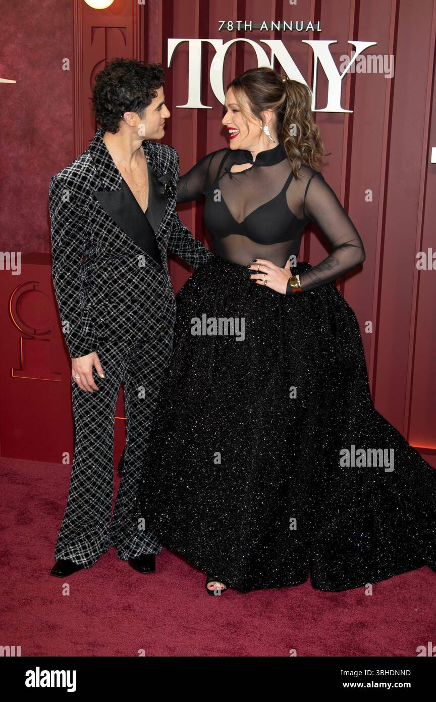 Darren Criss und Mia Swier bei der Verleihung der 78. Tony Awards 2025 in der Radio City Music Hall. New York, 08.06.2025 *** Darren Criss und Mia Swier bei den Tony Awards 78 2025 in der Radio City Music Hall New York, 08 06 2025 Foto:XB.xHinex/xFuturexImagex tony Awards 1236 Stockfoto Darren Criss und Mia Swier bei der Verleihung der 78. Tony Awards 2025 in der Radio City Music Hall. New York, 08.06.2025 *** Darren Criss und Mia Swier bei den Tony Awards 78 2025 in der Radio City Music Hall New York, 08 06 2025 Foto:XB.xHinex/xFuturexImagex tony Awards 1236 Stockfoto