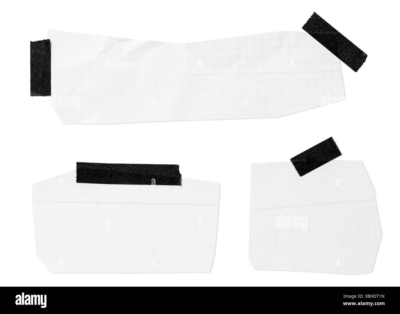 Satz leerer Notizen aus Rasterpapier mit schwarzem Band, isoliert auf weißem Hintergrund. Vorlagenmodell Stockfoto