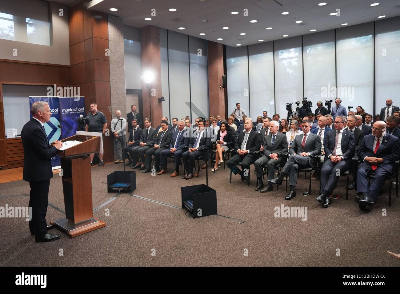 Toronto, Kanada. Juni 2025. Premierminister Mark Carney hält am Montag, den 9. Juni 2025, eine Rede vor den Gästen der Munk School in Toronto. Quelle: The Canadian Press/Alamy Live News Stockfoto