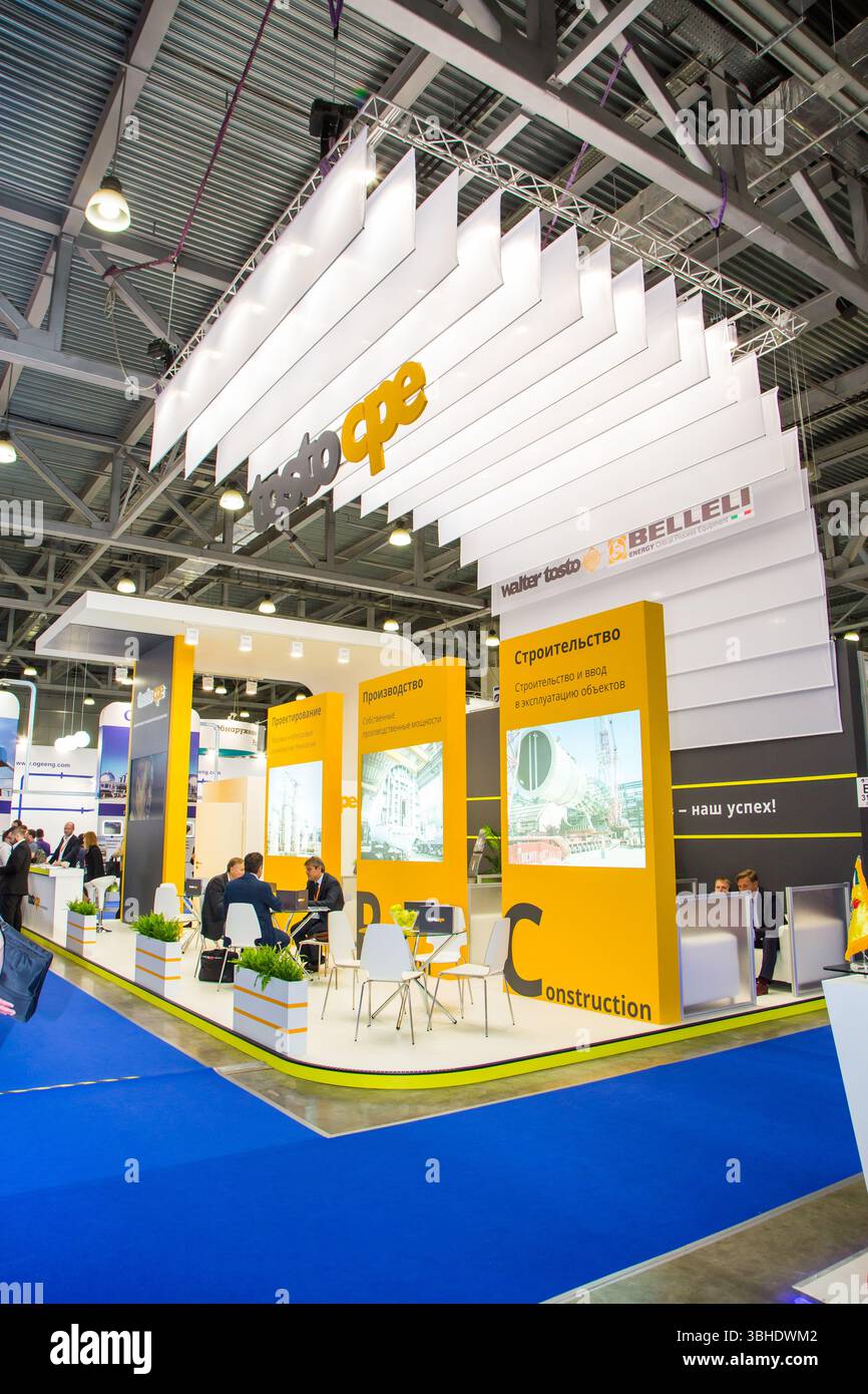 moskau, russland, 28.06.2017 Eine große Kongresshalle mit einem gelben und weißen Schild mit der Aufschrift „Konventionen“ Stockfoto