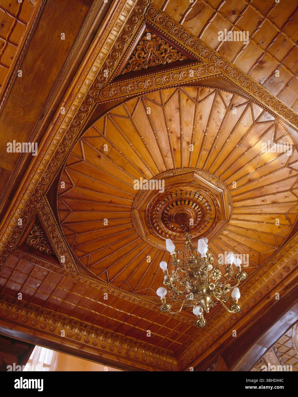 Holzdecke, Königspalast von Vrana, Residenz der bulgarischen Königsfamilie, Sofia, Bulgarien Stockfoto