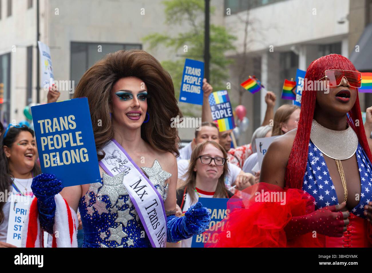 Detroit, Michigan, USA. Juni 2025. Schwule, lesbische, bisexuelle und Transgender-Aktivisten und ihre Verbündeten marschierten für Gleichberechtigung in der Motor City Pride Parade. Quelle: Jim West/Alamy Live News Stockfoto