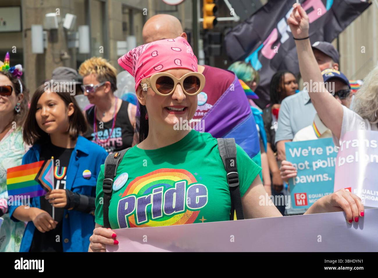 Detroit, Michigan, USA. Juni 2025. Schwule, lesbische, bisexuelle und Transgender-Aktivisten und ihre Verbündeten marschierten für Gleichberechtigung in der Motor City Pride Parade. Quelle: Jim West/Alamy Live News Stockfoto