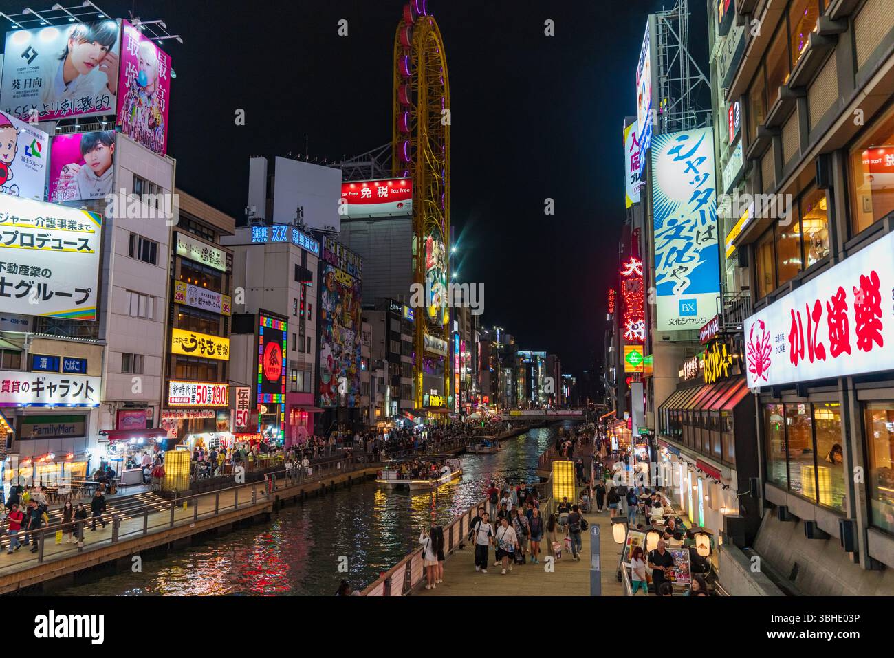 Nächtlicher Blick auf die Dotonbori Einkaufsstraße mit Menschenmassen in Osaka, Japan Stockfoto