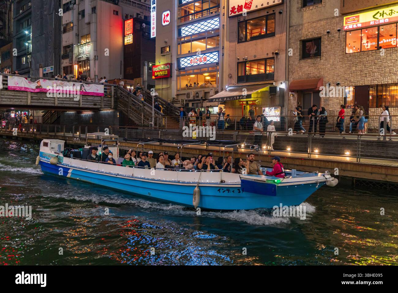 Nächtliche Flussfahrt in Dotonbori in Osaka, Japan Stockfoto
