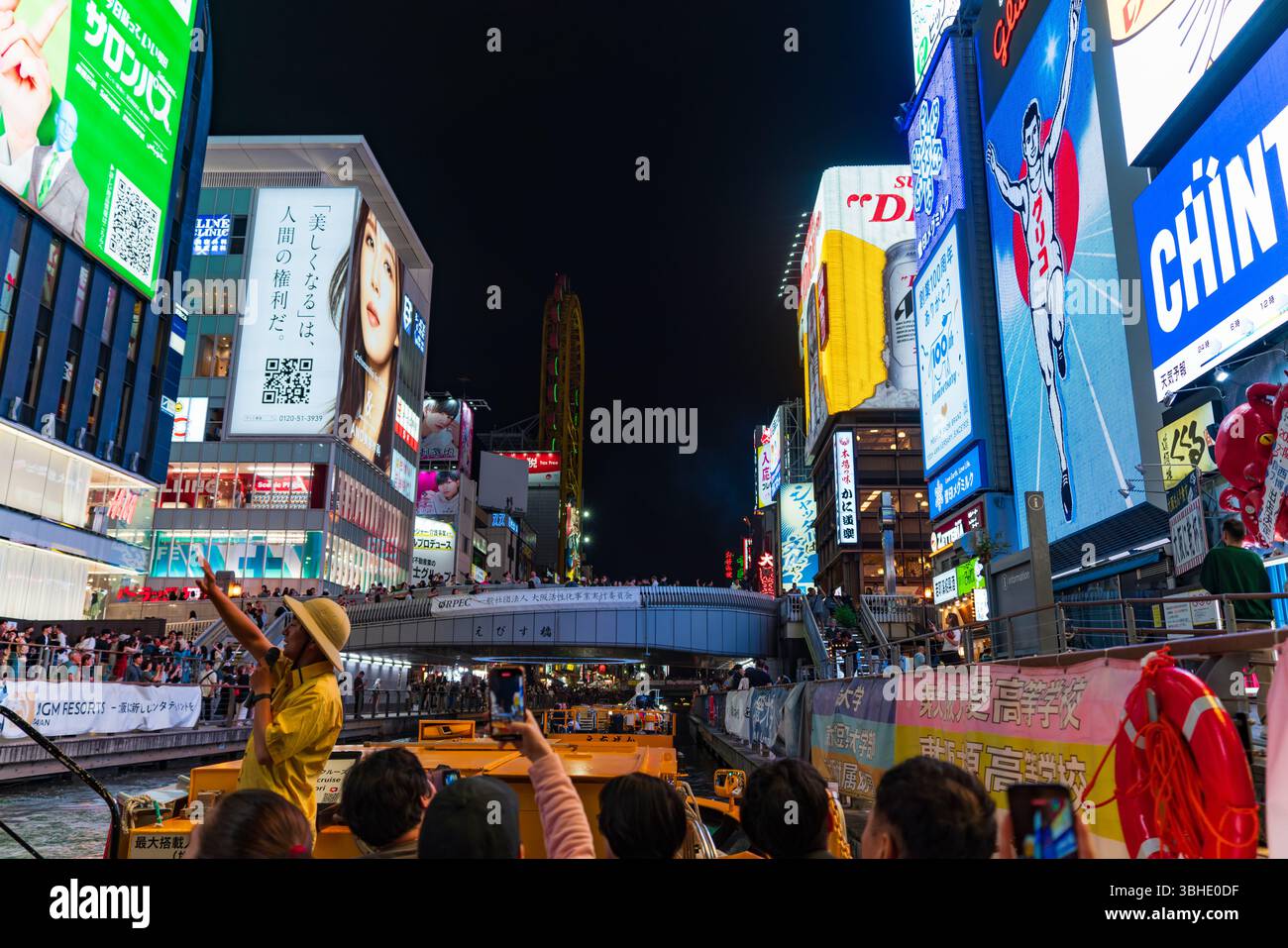 Nächtliche Flussfahrt in Dotonbori in Osaka, Japan Stockfoto