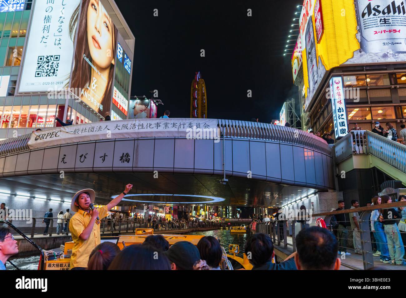 Nächtliche Flussfahrt in Dotonbori in Osaka, Japan Stockfoto
