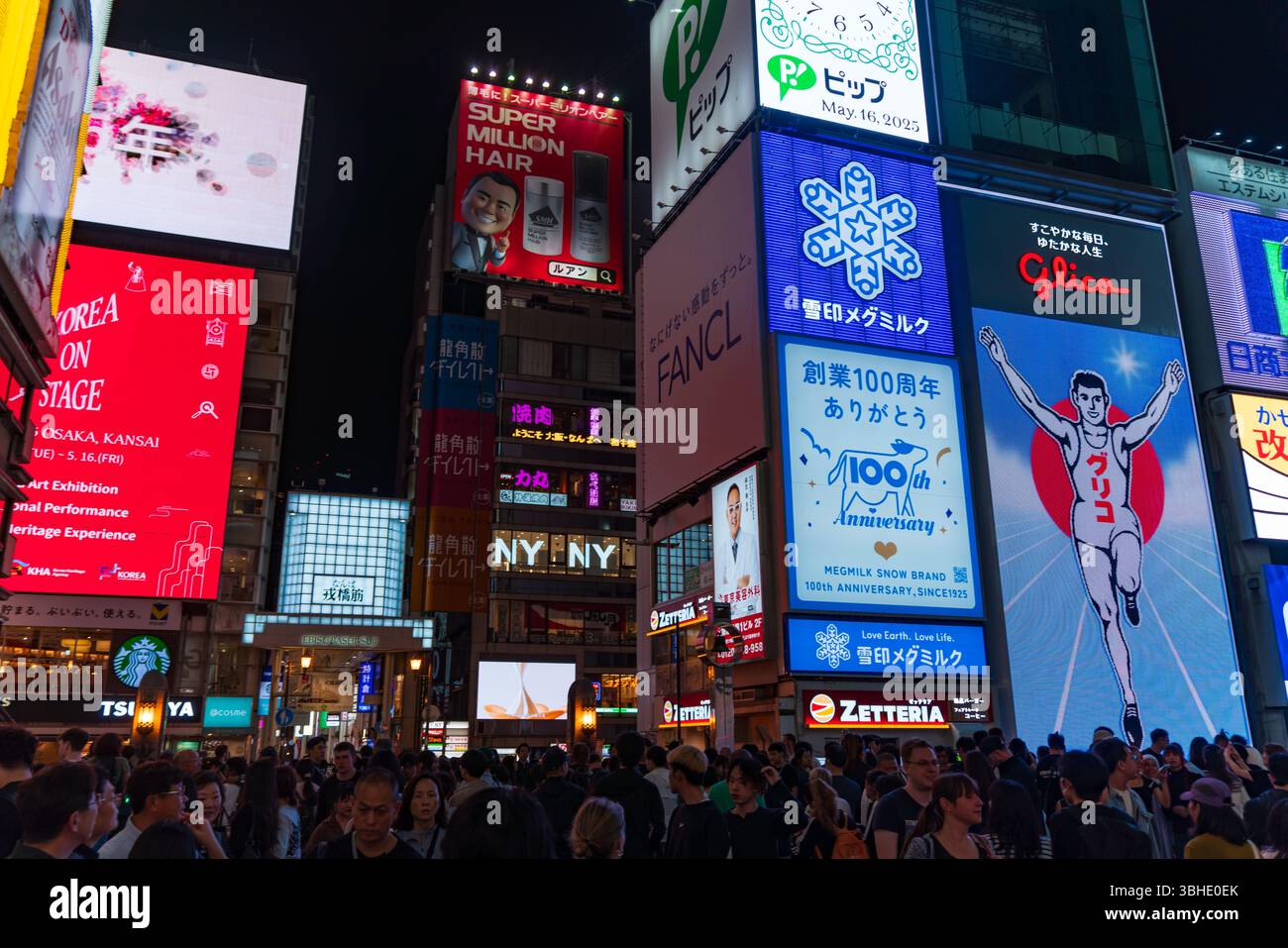 Nächtlicher Blick auf die Dotonbori Einkaufsstraße mit Menschenmassen in Osaka, Japan Stockfoto