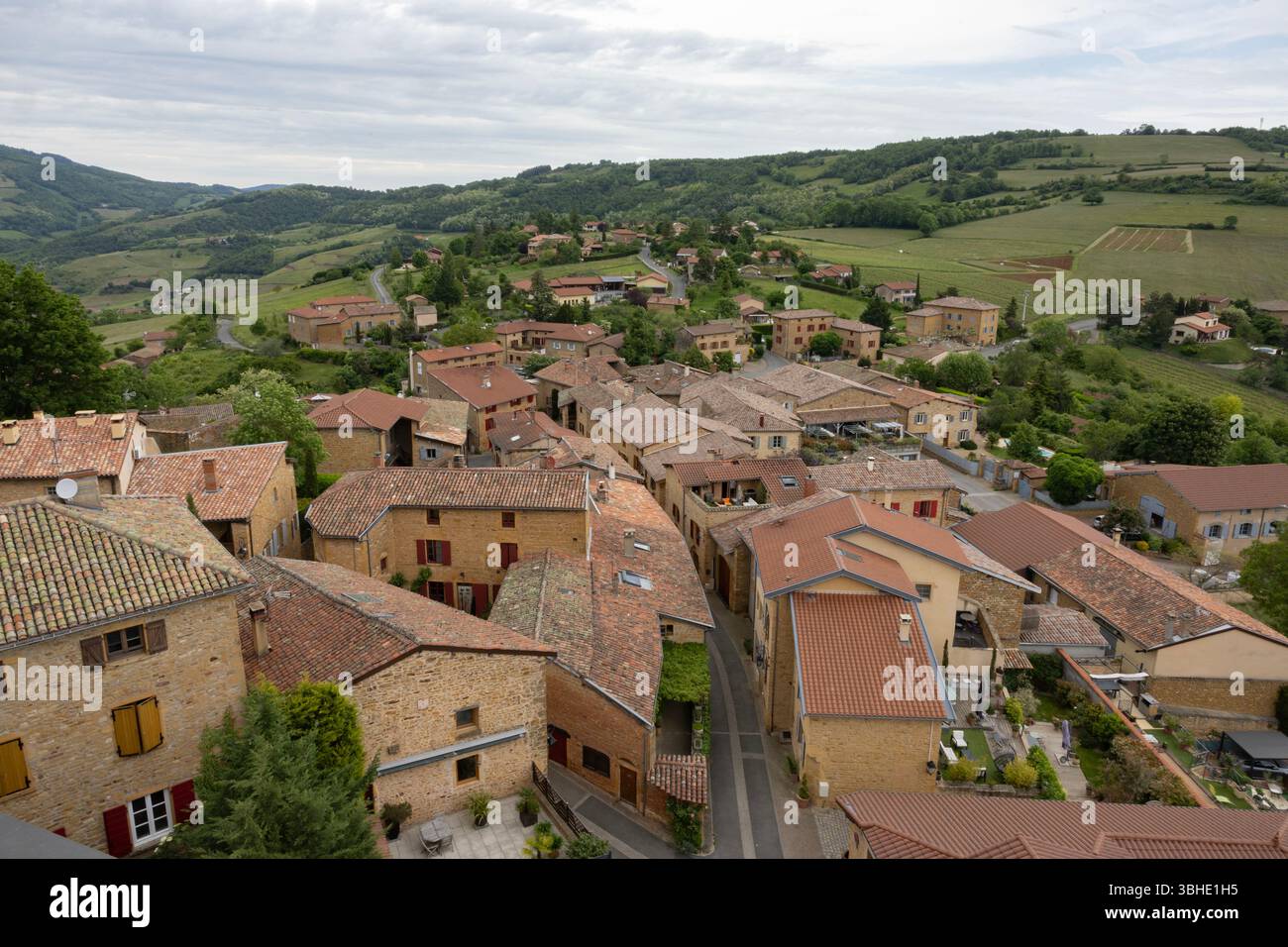 Von der Spitze des Dorfturms aus haben Sie einen Blick auf die Weinberge von Beaujolais und Oingt, die auf den schönsten Dörfern Frankreichs stehen. Stockfoto