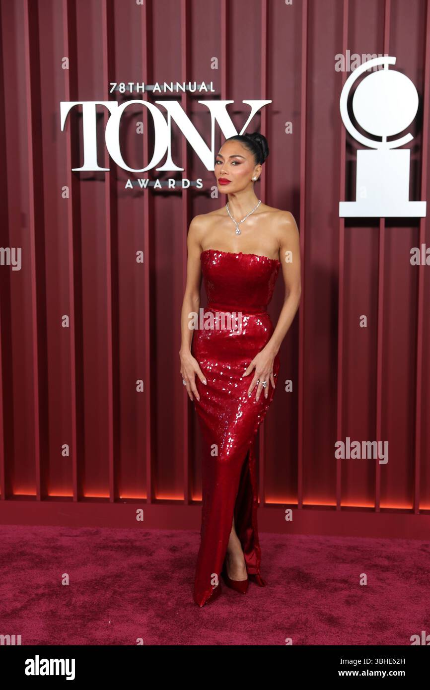 NEW YORK, NEW YORK – 08. JUNI: Nicole Scherzinger posiert mit dem Tony Award for Best Performance einer Schauspielerin in einer Hauptrolle in einem Musical für Sunset Blvd. Während der 78. Jährlichen Tony Awards in der Radio City Music Hall am 8. Juni 2025 in New York City. Die Auszeichnung markiert ihr gefeiertes Broadway-Debüt als Norma Desmond. (Foto: Giada Papini Rampelotto/EuropaNewswire). Stockfoto