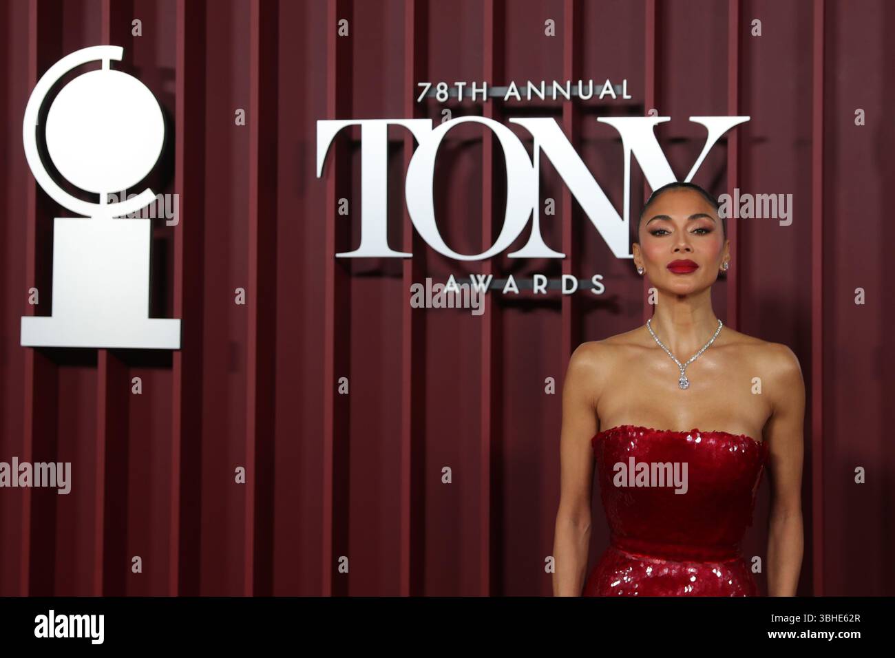 NEW YORK, NEW YORK – 08. JUNI: Nicole Scherzinger posiert mit dem Tony Award for Best Performance einer Schauspielerin in einer Hauptrolle in einem Musical für Sunset Blvd. Während der 78. Jährlichen Tony Awards in der Radio City Music Hall am 8. Juni 2025 in New York City. Die Auszeichnung markiert ihr gefeiertes Broadway-Debüt als Norma Desmond. (Foto: Giada Papini Rampelotto/EuropaNewswire). Stockfoto