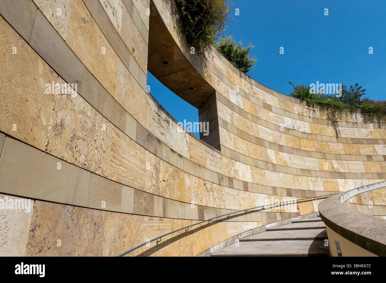 Treppe zum Eingang der Staatsgalerie, Kunstmuseum in Stuttgart. Aufgang zum Eingangsbereich der Staatsgalerie in Stuttgart. Stockfoto