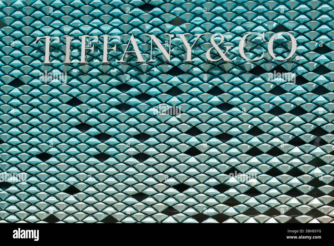 Tiffany & Co Logo in ihrem Geschäft in Stuttgart, Deutschland. Tiffany & Co Logo an der Front des Shops in Stuttgart, Deutschland. Stockfoto