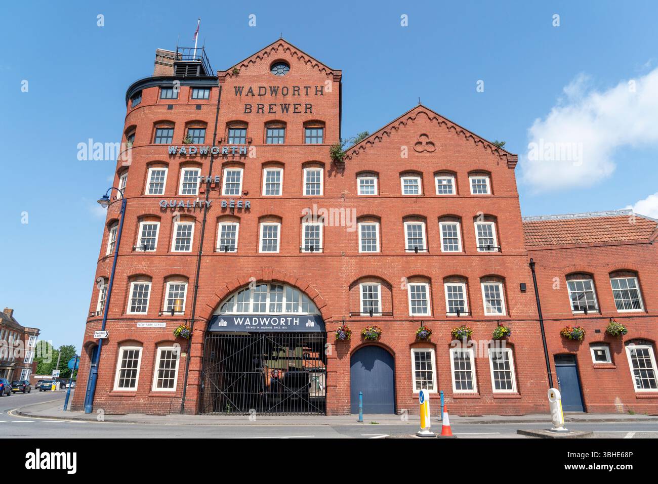 Großen roten Backsteingebäude mit mehreren Fenstern Stockfoto