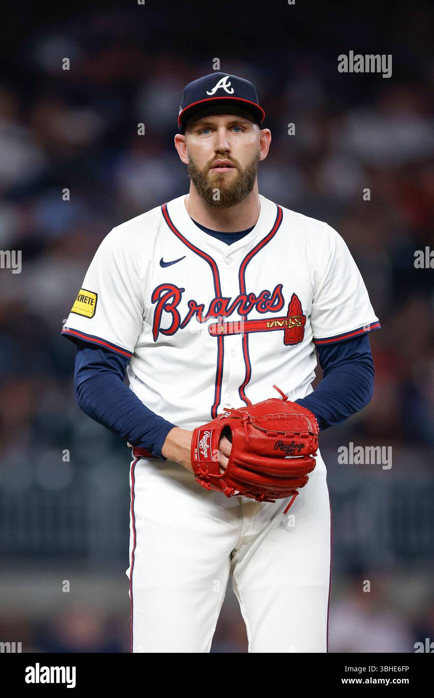Dylan Lee #52 von den Atlanta Braves bereitet sich darauf vor, während eines Spiels gegen die Arizona Diamondbacks am 4. Juni 2025 im Truist Park in Atlanta, Georgia, ein Feld zu werfen. (Foto: Brandon Sloter/Image of Sport) Stockfoto Dylan Lee #52 von den Atlanta Braves bereitet sich darauf vor, während eines Spiels gegen die Arizona Diamondbacks am 4. Juni 2025 im Truist Park in Atlanta, Georgia, ein Feld zu werfen. (Foto: Brandon Sloter/Image of Sport) Stockfoto