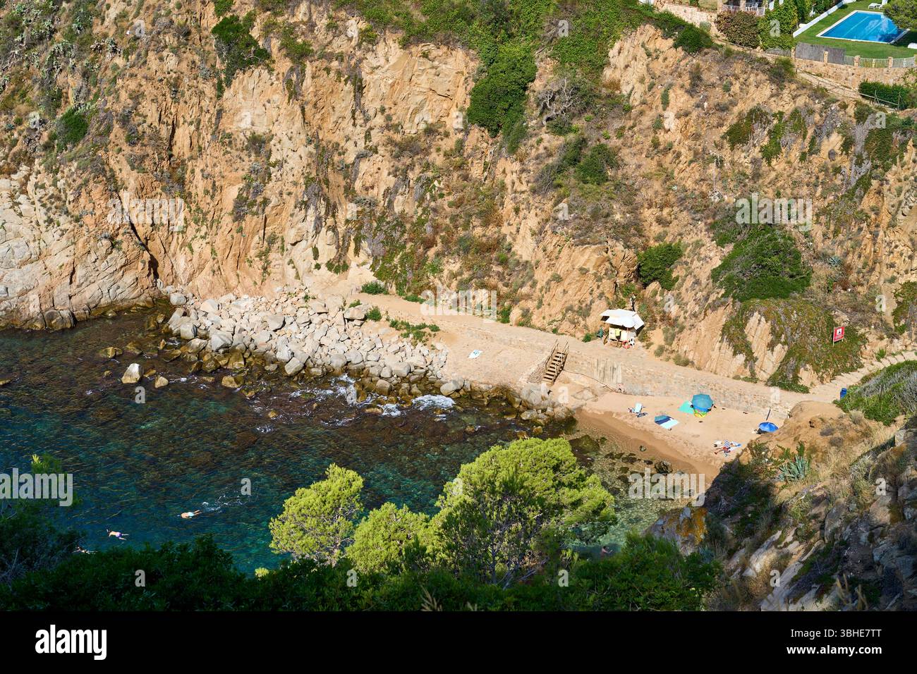 Drohnenfotografie aus einer abgeschiedenen Bucht auf einer felsigen Insel in einem exotischen tropischen Paradies mit einem tiefen türkisfarbenen Meer. Stockfoto