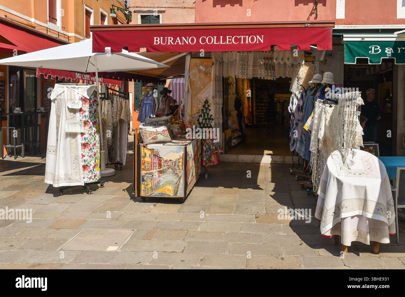 Ein Geschäft mit Burano-Spitze, eine der berühmtesten Spitzen der Welt, mit jahrhundertealter Tradition auf der Insel der Lagune von Venedig, Burano, Venedig Stockfoto
