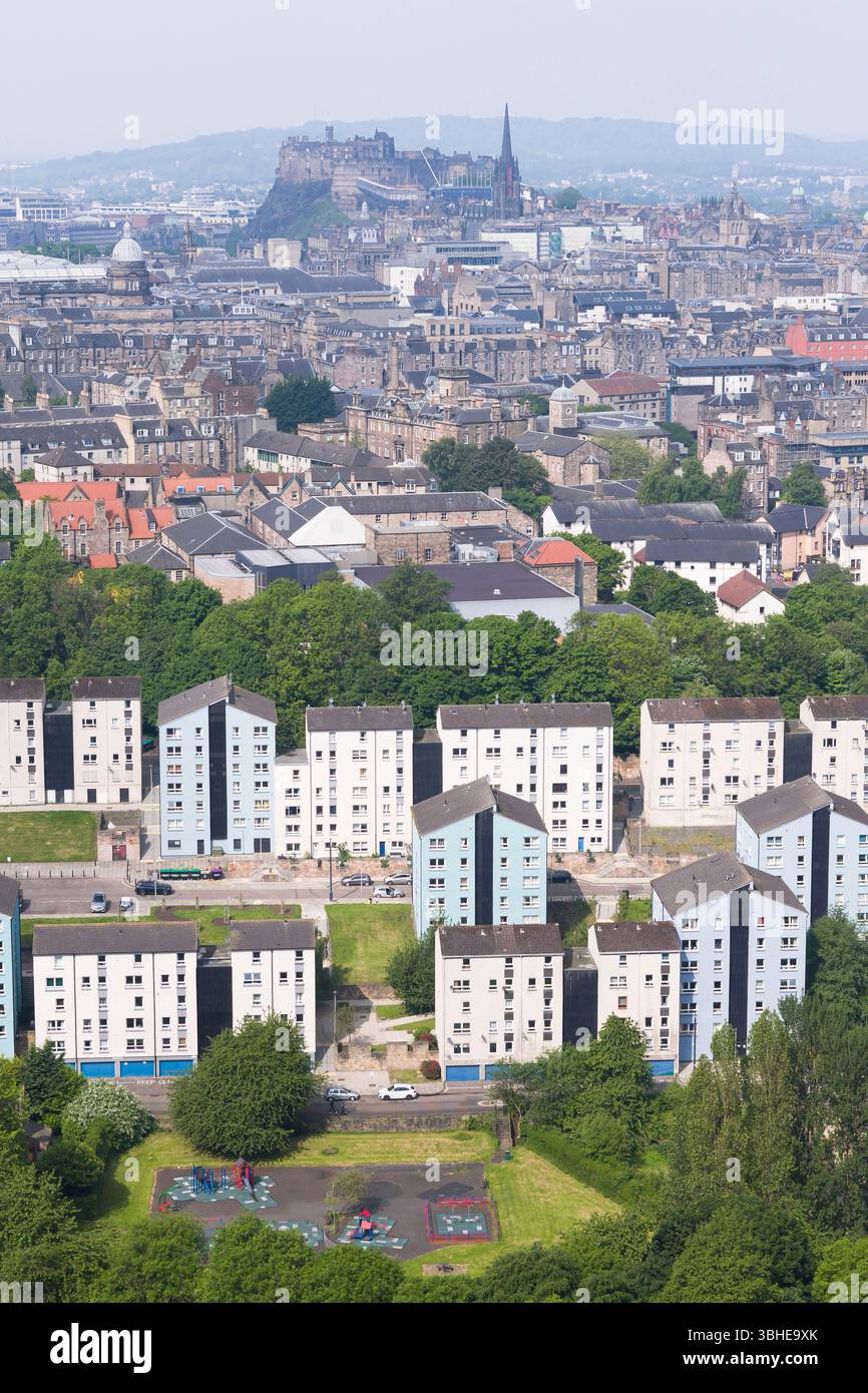 Blick auf Edinburgh, Schottland, mit der historischen Skyline der Stadt mit Edinburgh Castle und modernen Hochhäusern im Vordergrund. Stockfoto