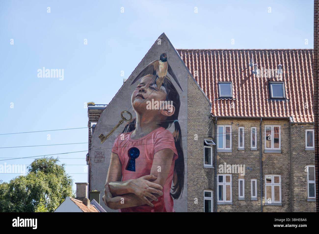 Aarhus, Dänemark: Großformatiges Giebel‑Mural mit Mädchen, Schlüssel und Vogel – Street‑Art im Rahmen der „17 Walls“-Initiative Stockfoto