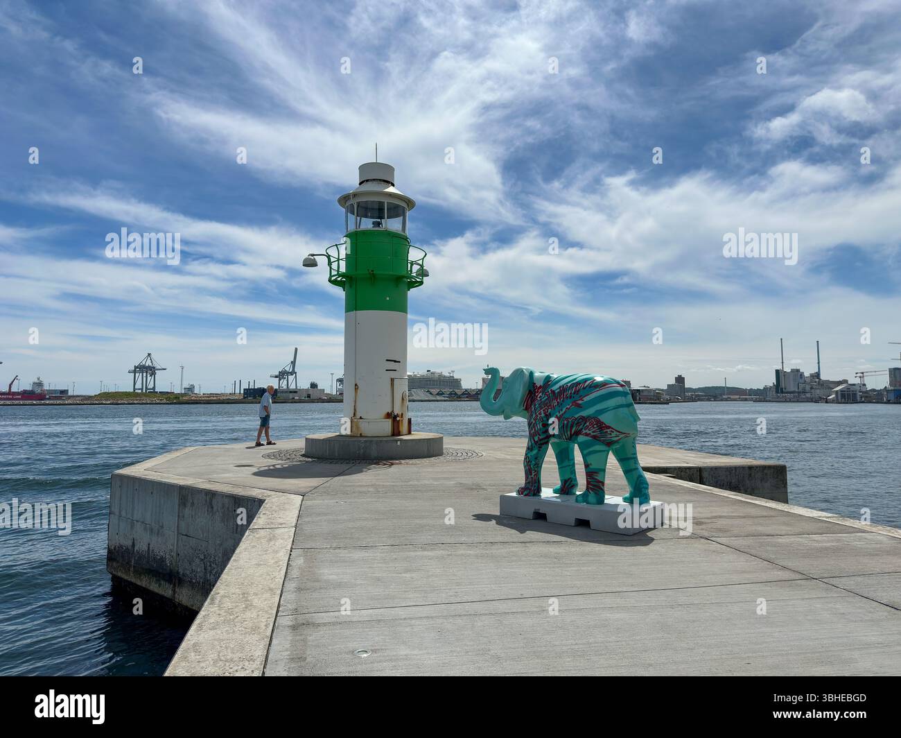 Aarhus, Dänemark: Leuchtturm „Bugten Fyr“ vor Skyline von Aarhus Ø mit Wohnkomplex „Isbjerget“ und Hochhaus „Light*House“ am Wasser Stockfoto