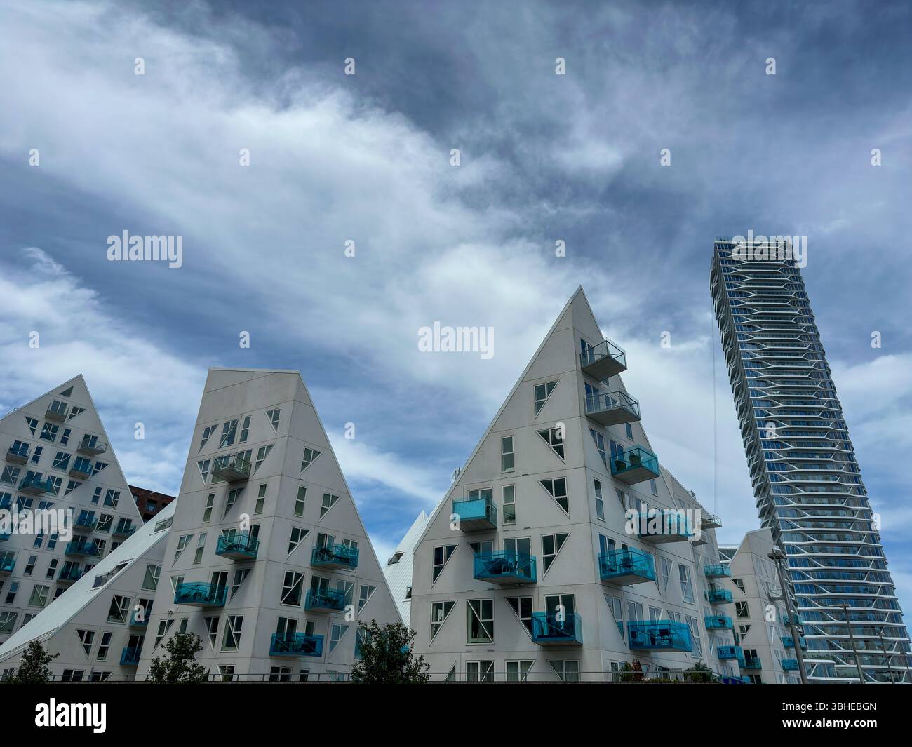 Aarhus, Dänemark: Leuchtturm „Bugten Fyr“ vor Skyline von Aarhus Ø mit Wohnkomplex „Isbjerget“ und Hochhaus „Light*House“ am Wasser Stockfoto