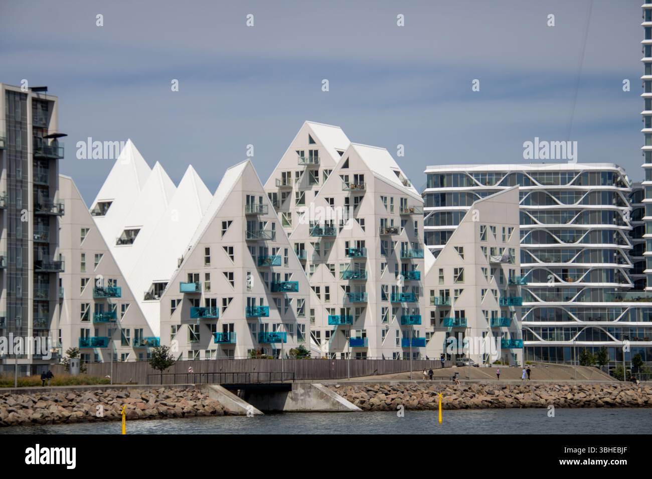 Aarhus, Dänemark: Leuchtturm „Bugten Fyr“ vor Skyline von Aarhus Ø mit Wohnkomplex „Isbjerget“ und Hochhaus „Light*House“ am Wasser Stockfoto
