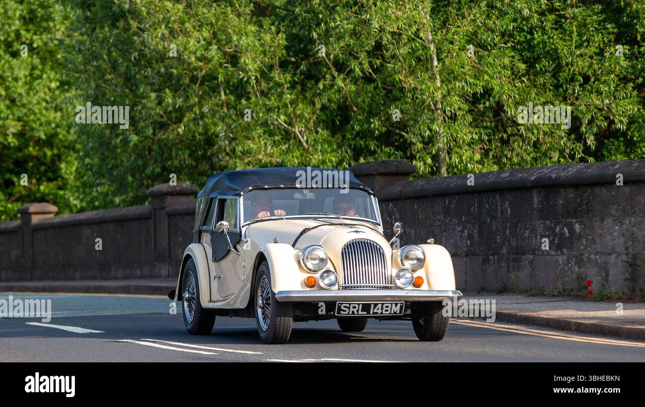 Milton Keynes, Bucks, UK - 1. Juni 2025: 1974 Morgan 4/4 Oldtimer auf einer britischen Straße Stockfoto