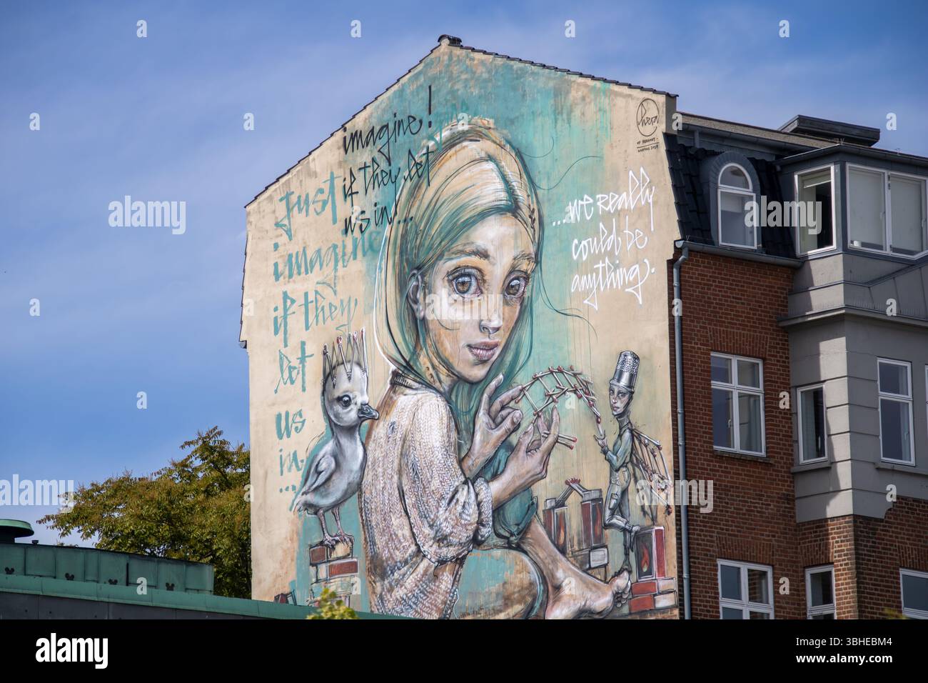 Aarhus, Dänemark: Street‑Art‑Fototapete „Imagine If There“ mit Mädchen, Vogel und Text auf Hausgiebel (17 Walls Projekt) Stockfoto