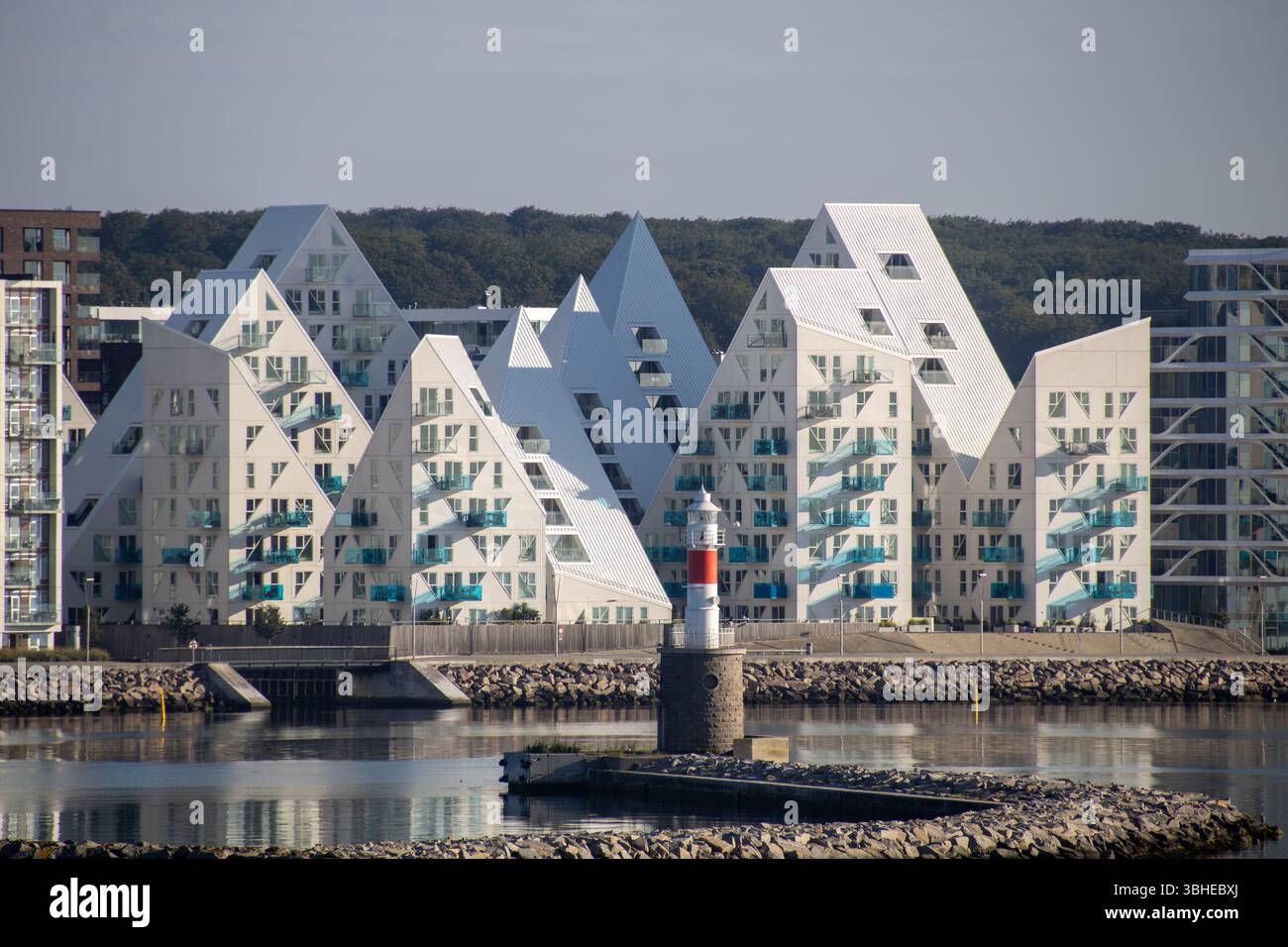 Aarhus, Dänemark: Leuchtturm „Bugten Fyr“ vor Skyline von Aarhus Ø mit Wohnkomplex „Isbjerget“ und Hochhaus „Light*House“ am Wasser Stockfoto