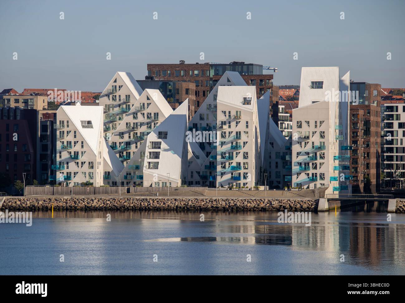 Aarhus, Dänemark: Leuchtturm „Bugten Fyr“ vor Skyline von Aarhus Ø mit Wohnkomplex „Isbjerget“ und Hochhaus „Light*House“ am Wasser Stockfoto