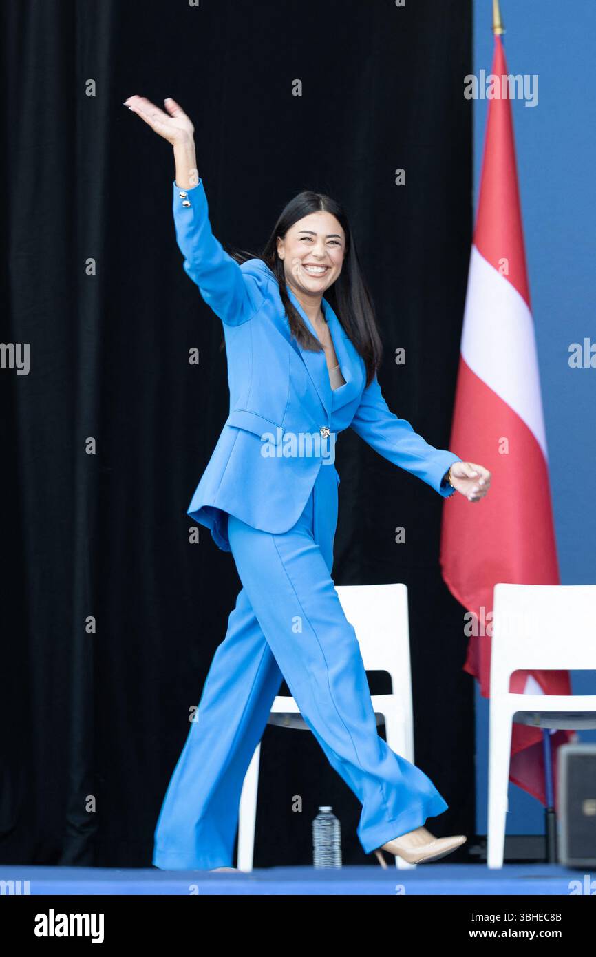 Der griechische Politiker, Gründer und Führer der rechtsextremen Partei Voice of Vernunft, Afroditi Latinopoulou hält eine Rede im Rahmen eines Treffens der Gruppe Patriots for Europe im Europäischen Parlament, bei dem am 9. Juni 2025 europäische rechtsextreme Führer in Mormant-sur-Vernisson, Mittelfrankreich, zusammentreffen. Auf dem Lande von Mormant-sur-Vernisson wurde die Veranstaltung als "das Siegesfest" bezeichnet: Die Veranstaltung, die am 9. Juni 2024, genau vor einem Jahr, von der nationalen Rallye gewonnen wurde, als ihre Liste bei den Europawahlen an die Spitze kam und 31,37% der Stimmen erhielt, die damals die beste Punktzahl in der Geschichte des Far-Rigs war Stockfoto